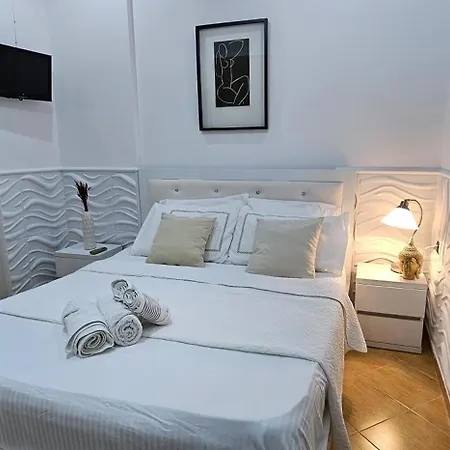 Sandra's Seaside Luxury Apartament