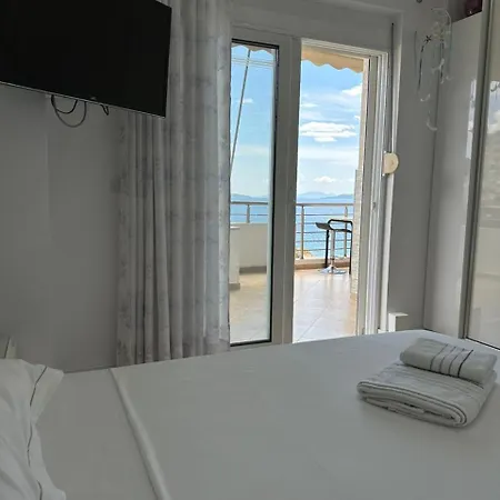 Sandra's Seaside Luxury Apartament *