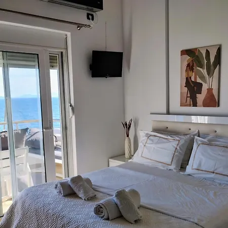 Sandra's Seaside Luxury Apartament