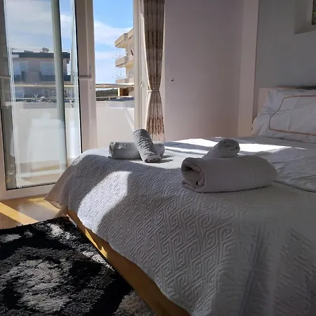 Sandra's Seaside Luxury Apartament *