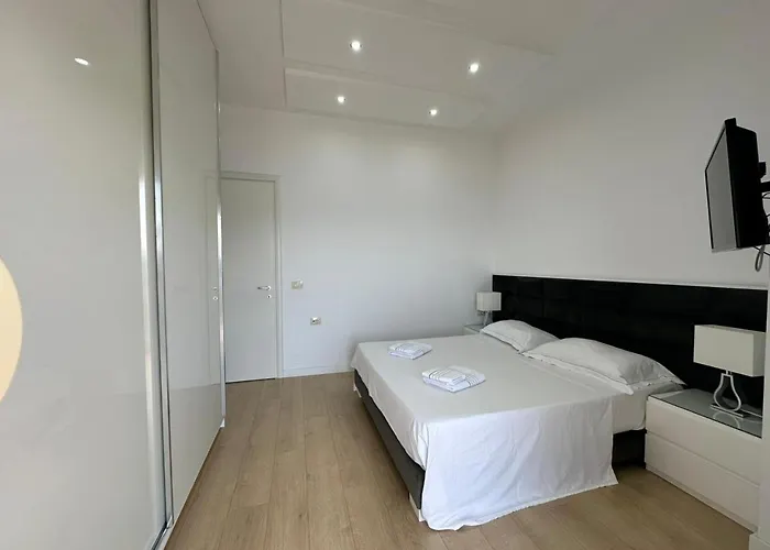 Βeachfront Luxury Apartments Sarande شقة ساراندا